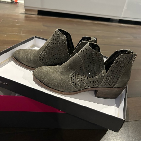 Vince Camuto women’s booties - Picture 2 of 6